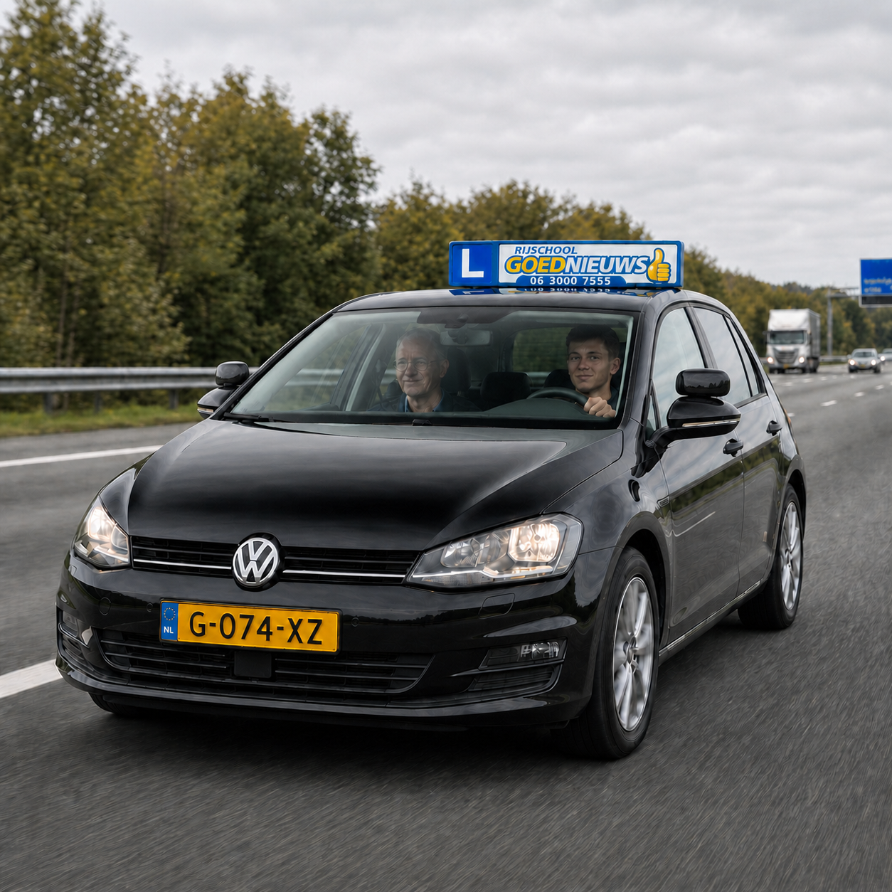 Instructeur en leerling samen in de lesauto
